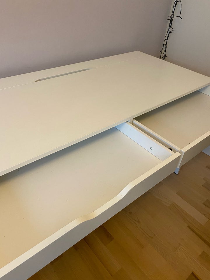 Skrivebord, Ikea, b: 132 d: 58 h: 76