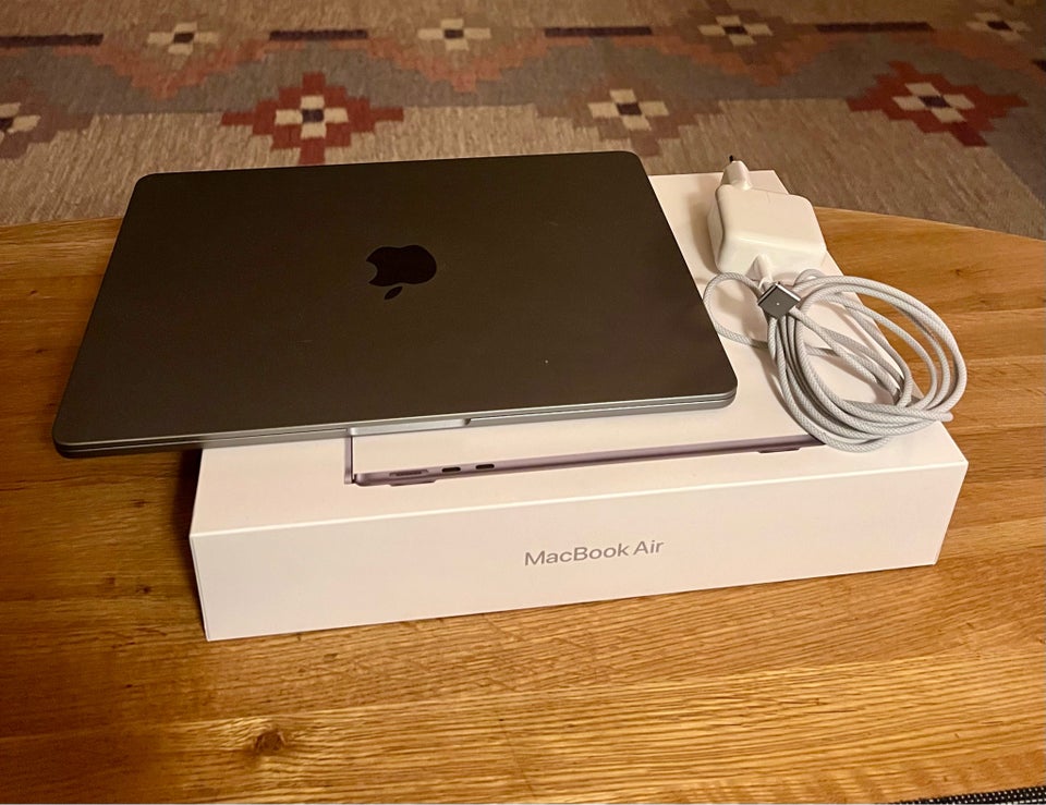 MacBook Air, M2 , 8 GB ram