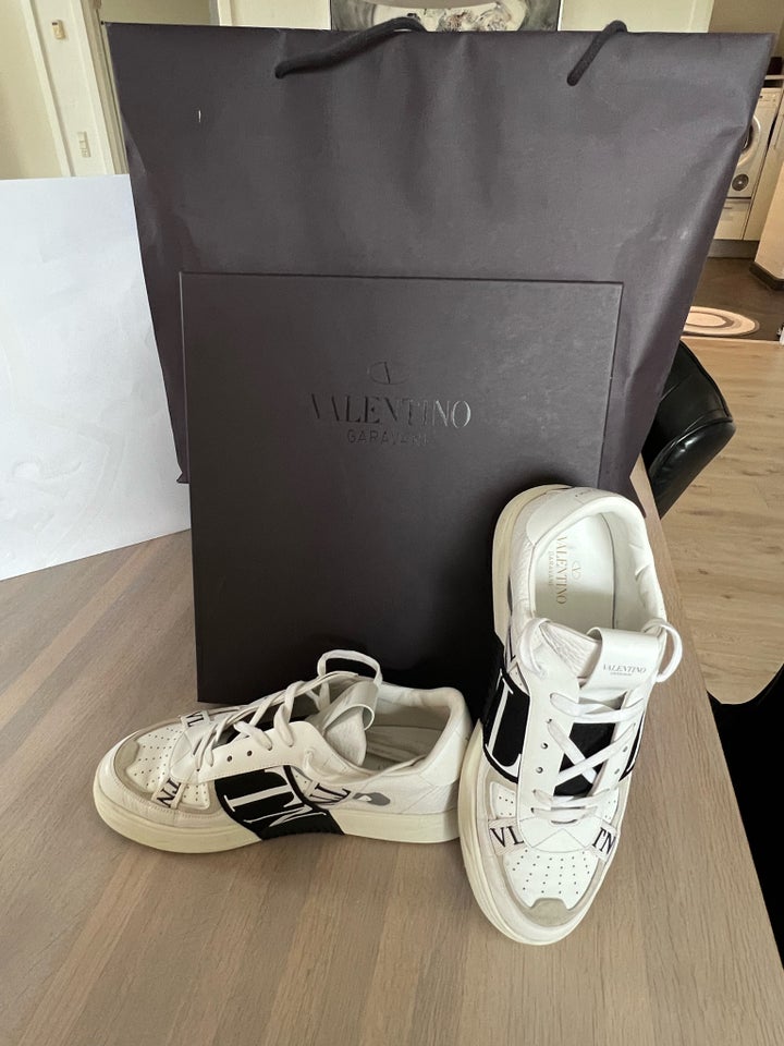 Sneakers Valentino str 43