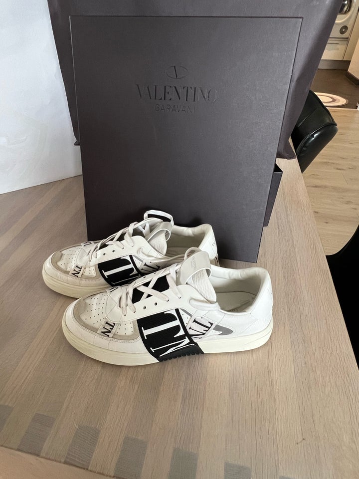 Sneakers Valentino str 43