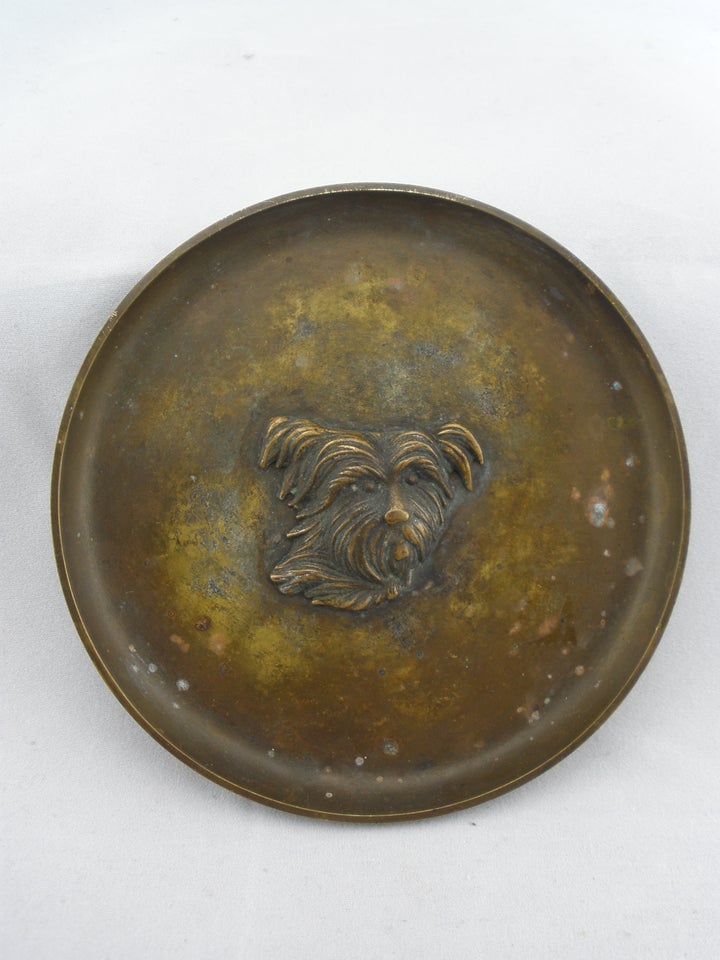 Pin Dish Med Hund I Relief Nordisk