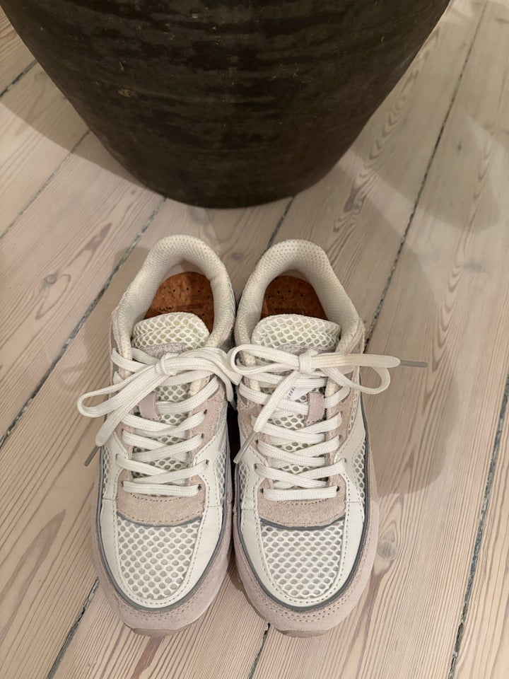 Sneakers, str. 37, WODEN