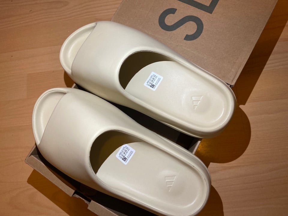 Sandaler, Yeezy slides, str. 44