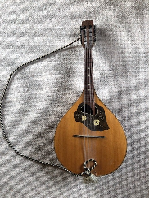 Mandolin, Dreima