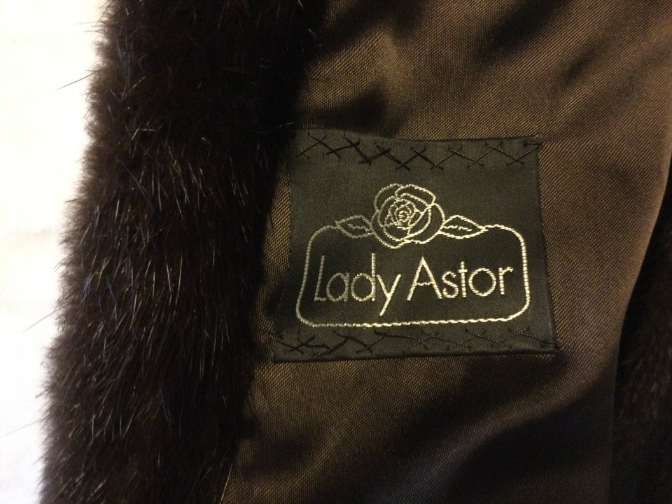 Pels, str. 38, Lady Astor