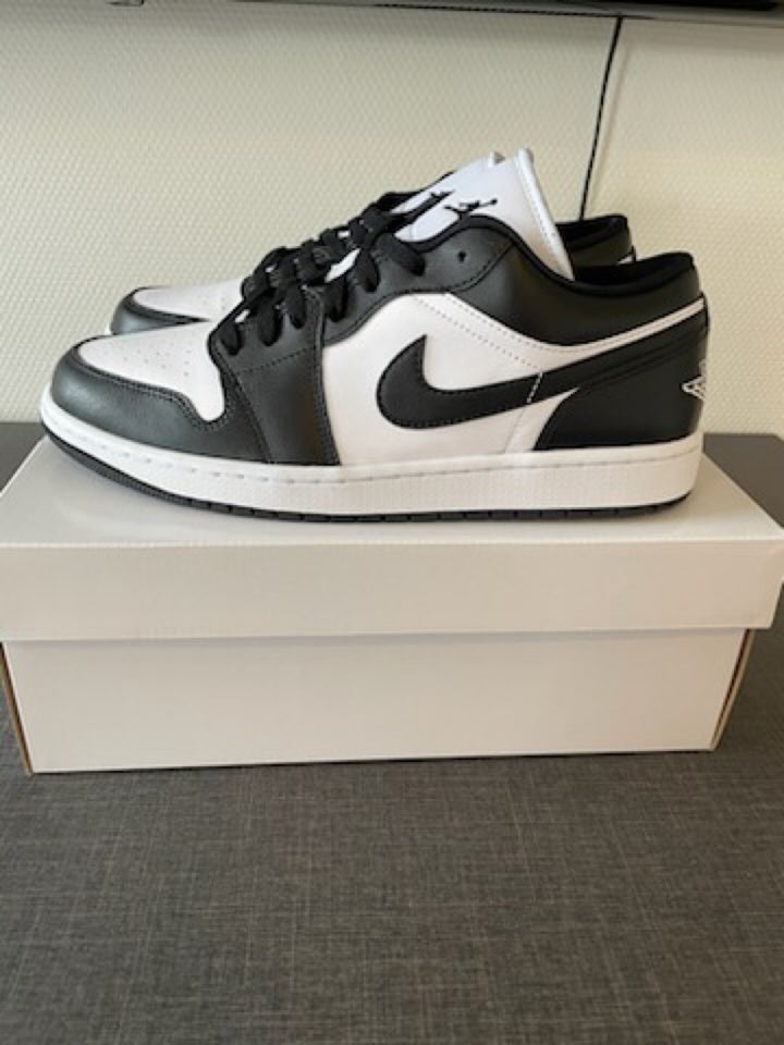 Sneakers, str. 43, Air Jordan 1