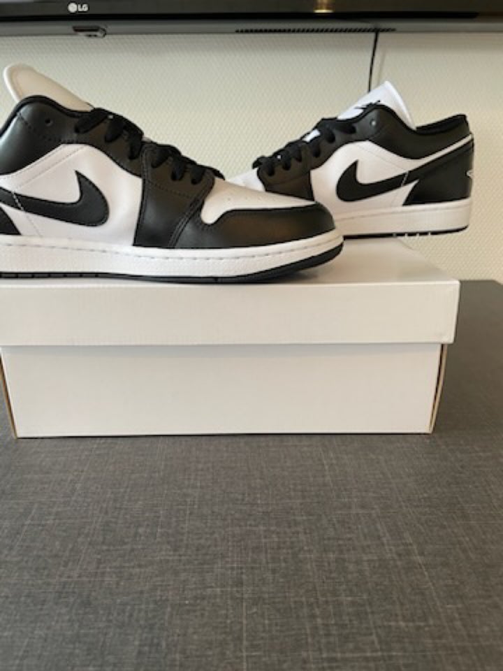 Sneakers, str. 43, Air Jordan 1