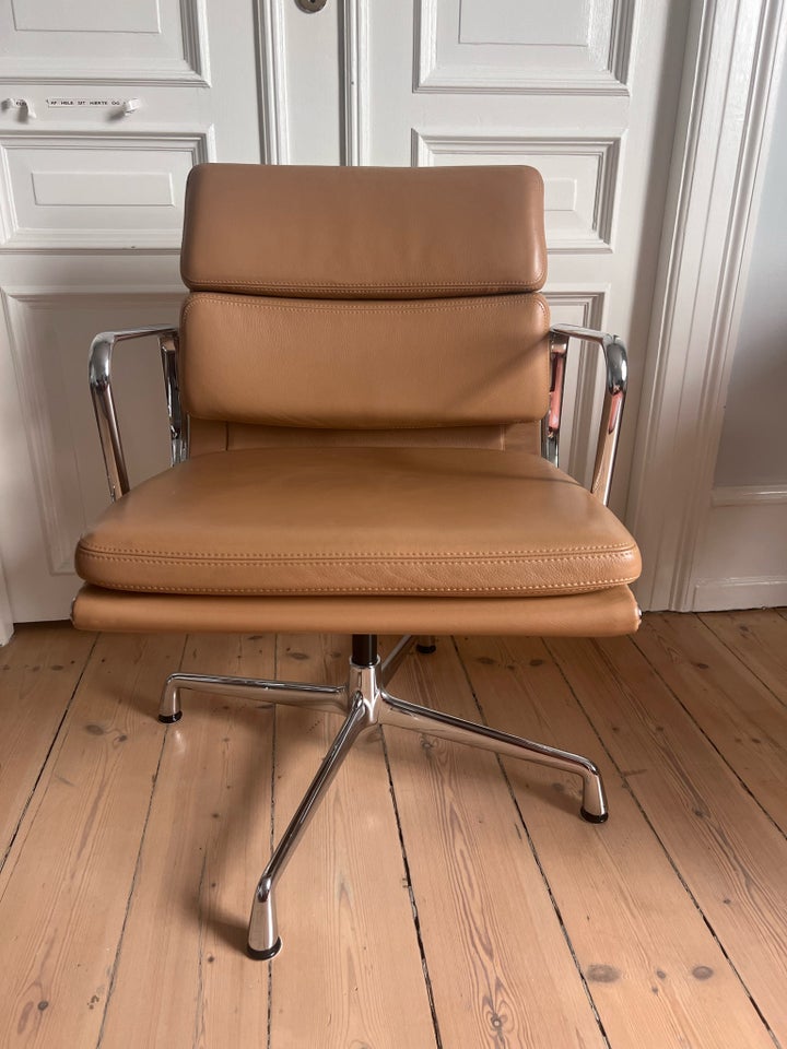 Eames Soft pad chair EA 208 