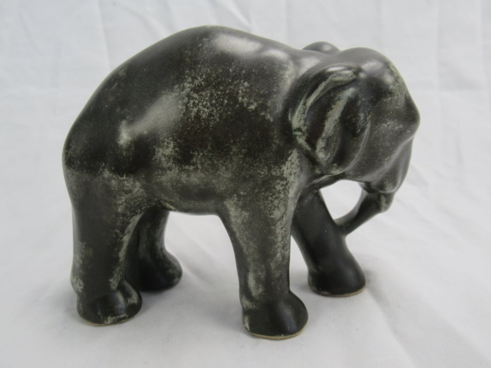 Elefant Nummer 3, Johgus