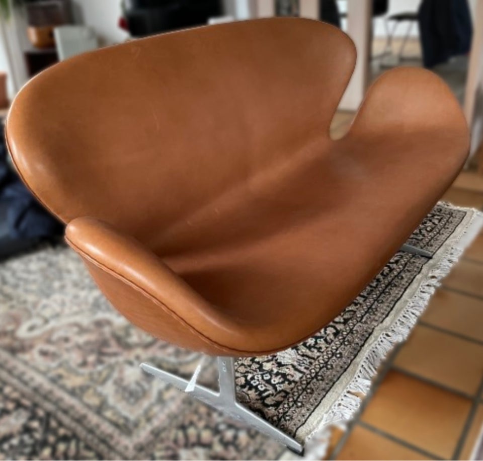 Arne Jacobsen 3321 Svane Sofa