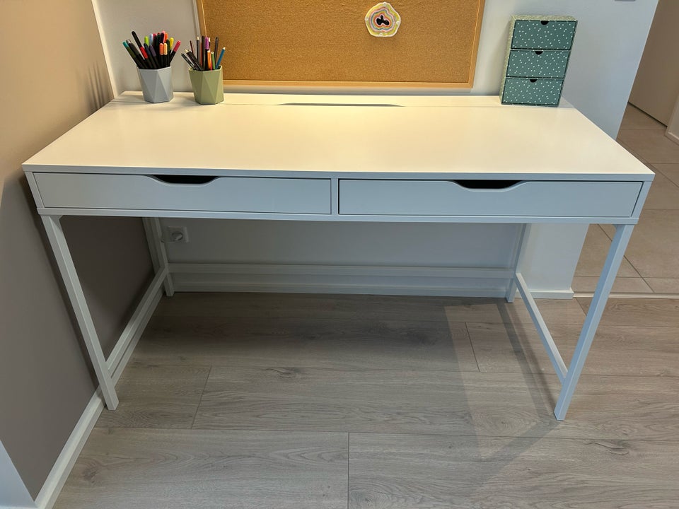 Skrivebord, Ikea, b: 132 d: 58 h: 76