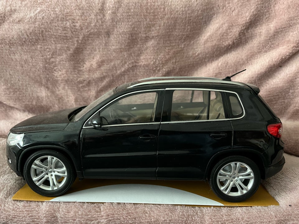 Modelbil, Ved Tiguan, skala 1/18