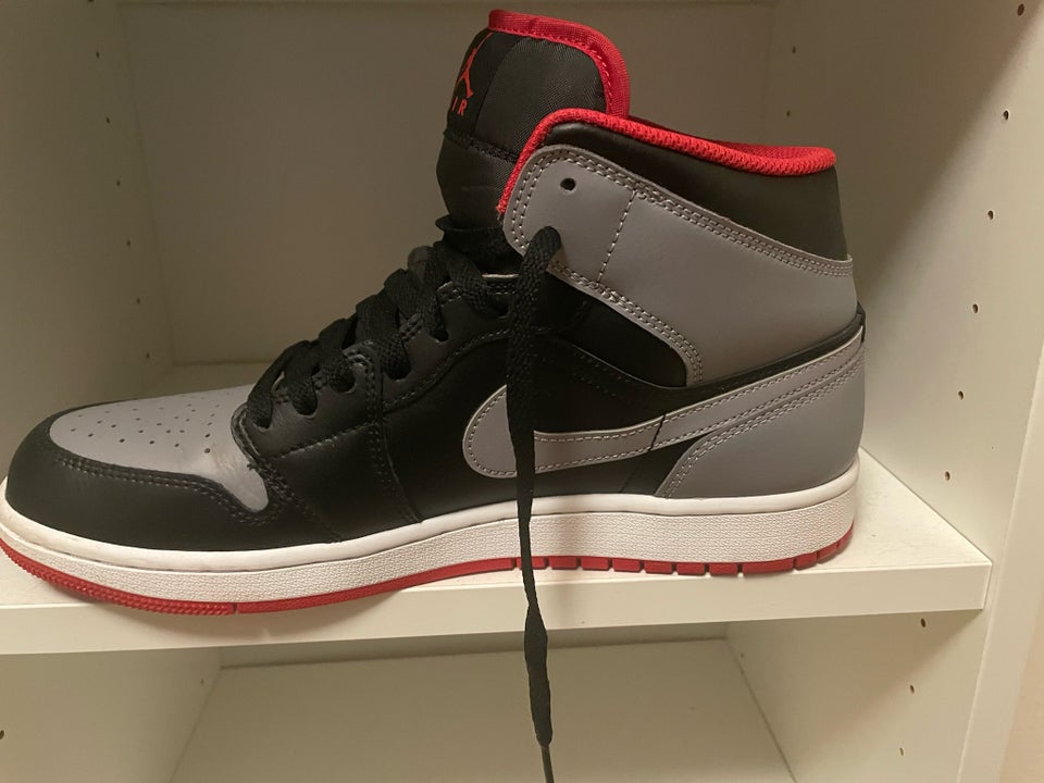 Sneakers, str. 44, Nike Jordan 1 mid