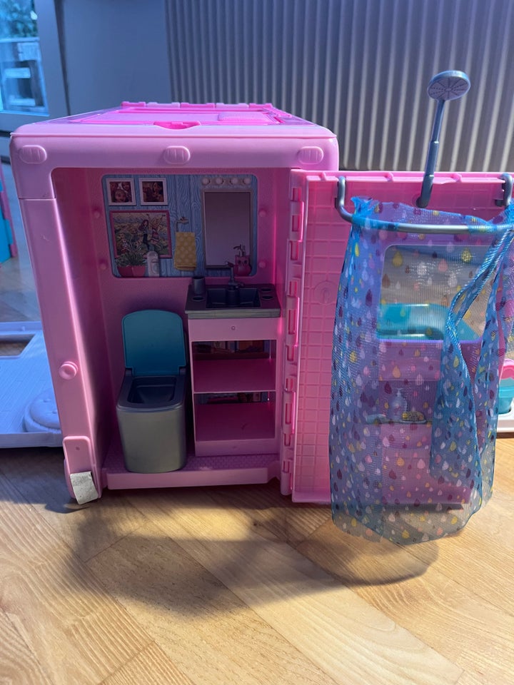 Barbie, Mobilehome, garderobe og