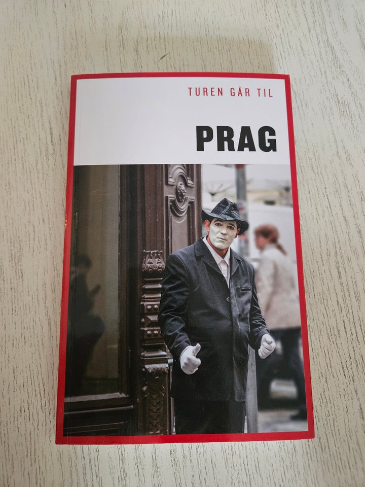 Turen går til Prag, Politiken