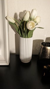 Vase med kunstige tulipaner