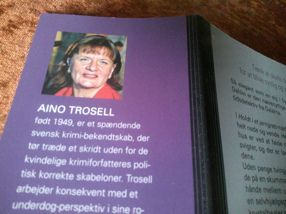 Holdt i et jerngreb, Aino Trosell,