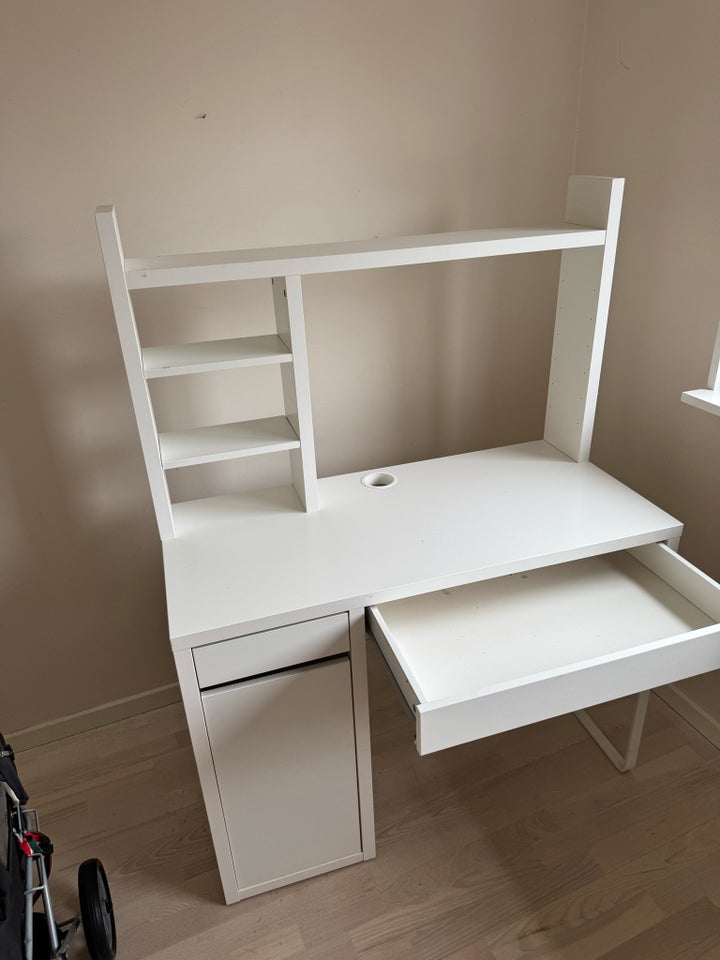 Skrivebord, IKEA, b: 105 d: 50 h: 140