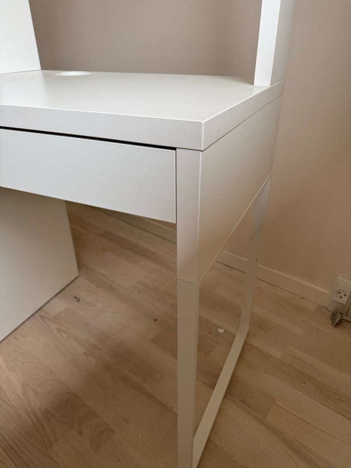 Skrivebord, IKEA, b: 105 d: 50 h: 140