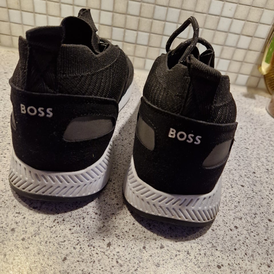 Sneakers, Boss, str. 46