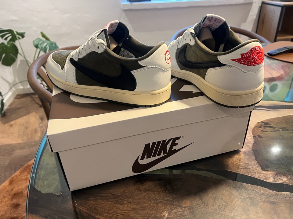 Sneakers, Jordan 1 Low Travis Scott