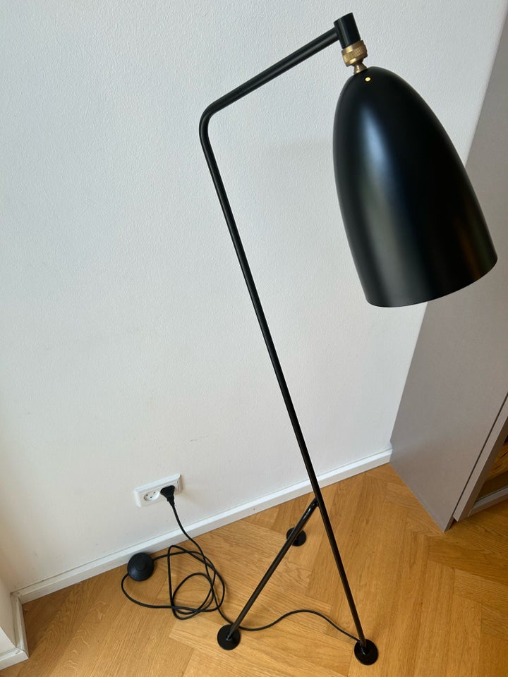 Gulvlampe GUBI Gräshoppa