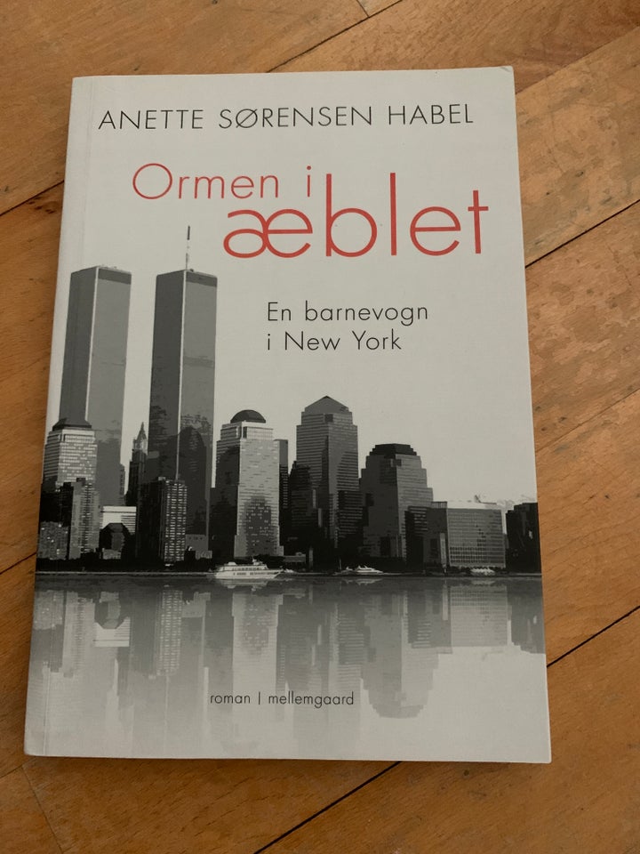 ORMEN I ÆBLET. en barnevogn i NEW