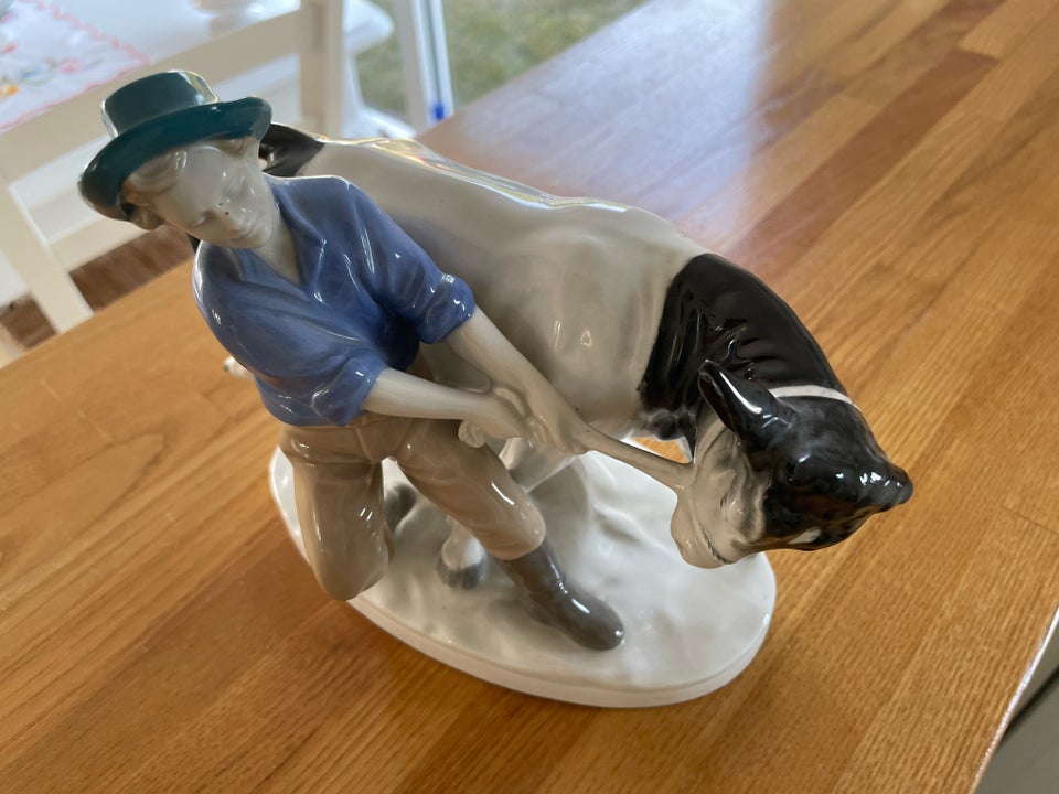 Porcelæn Figur dreng med kalv 