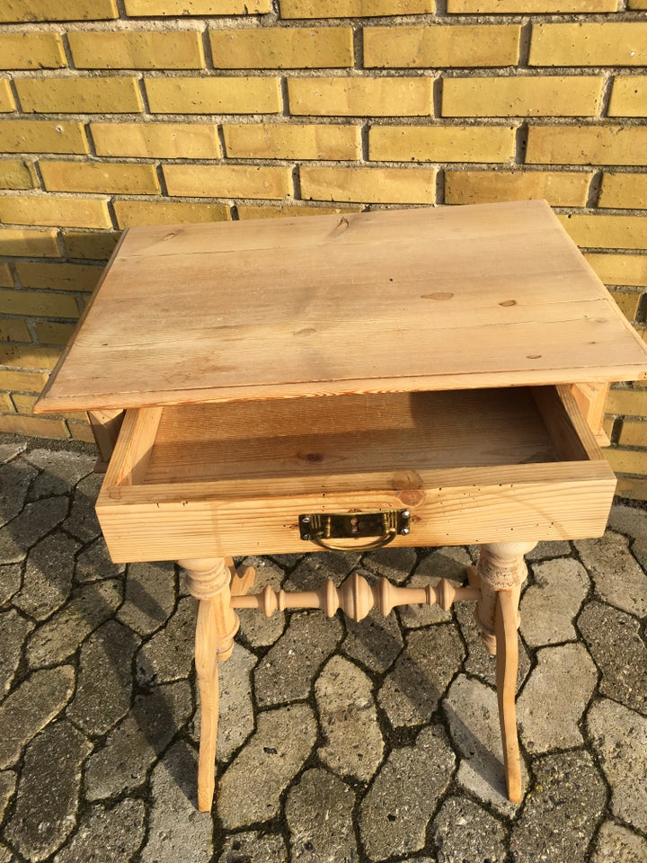 Tobaksbord, fyrretræ, b: 55 l: 41 h: