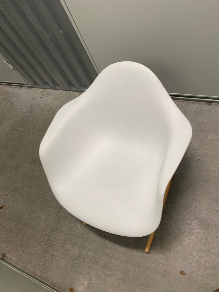 Gyngestol andet Eames repliks