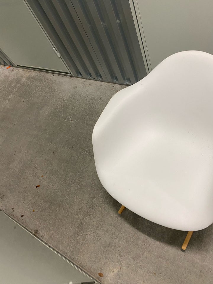 Gyngestol andet Eames repliks