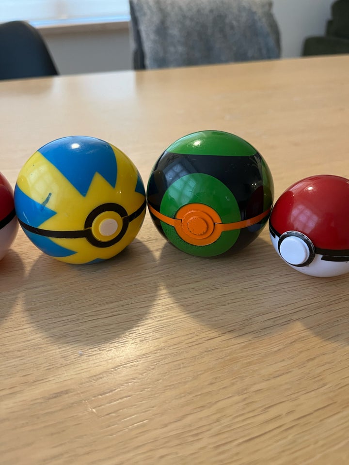 Bold, Pokemon balls / Pokemon