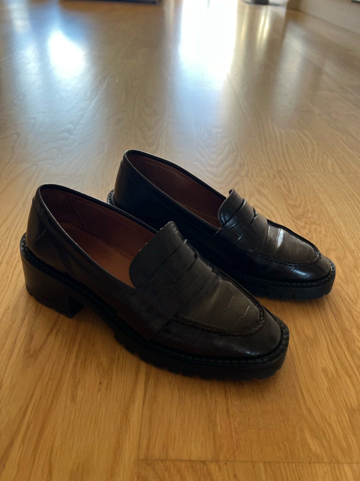 Loafers, str. 37,  Other Stories