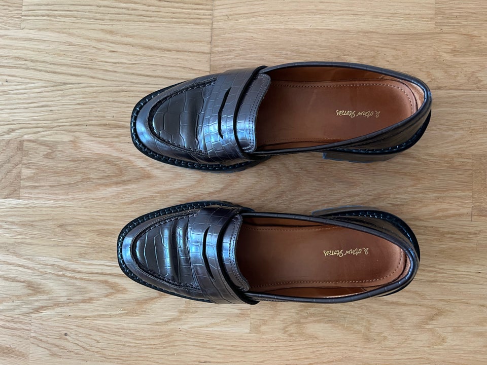 Loafers, str. 37,  Other Stories