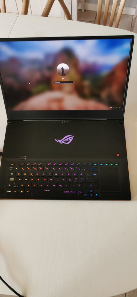 Asus Zephyrus S17 GX701, i7-9750H