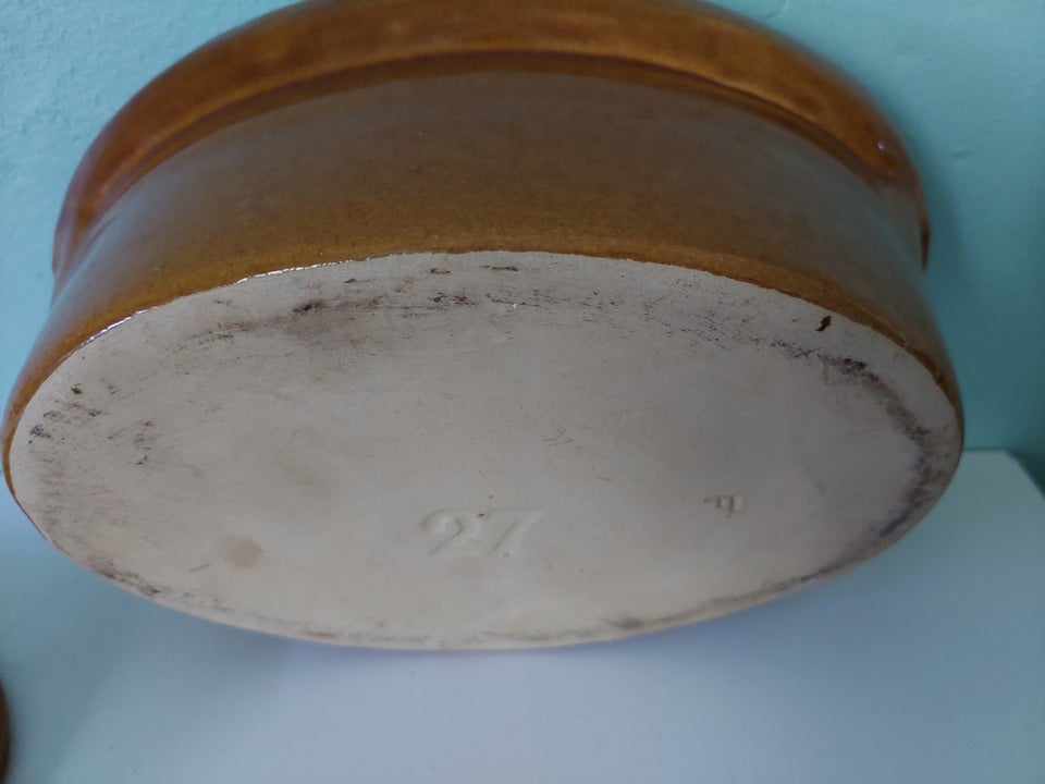 Keramik fad med låg i brun glasur