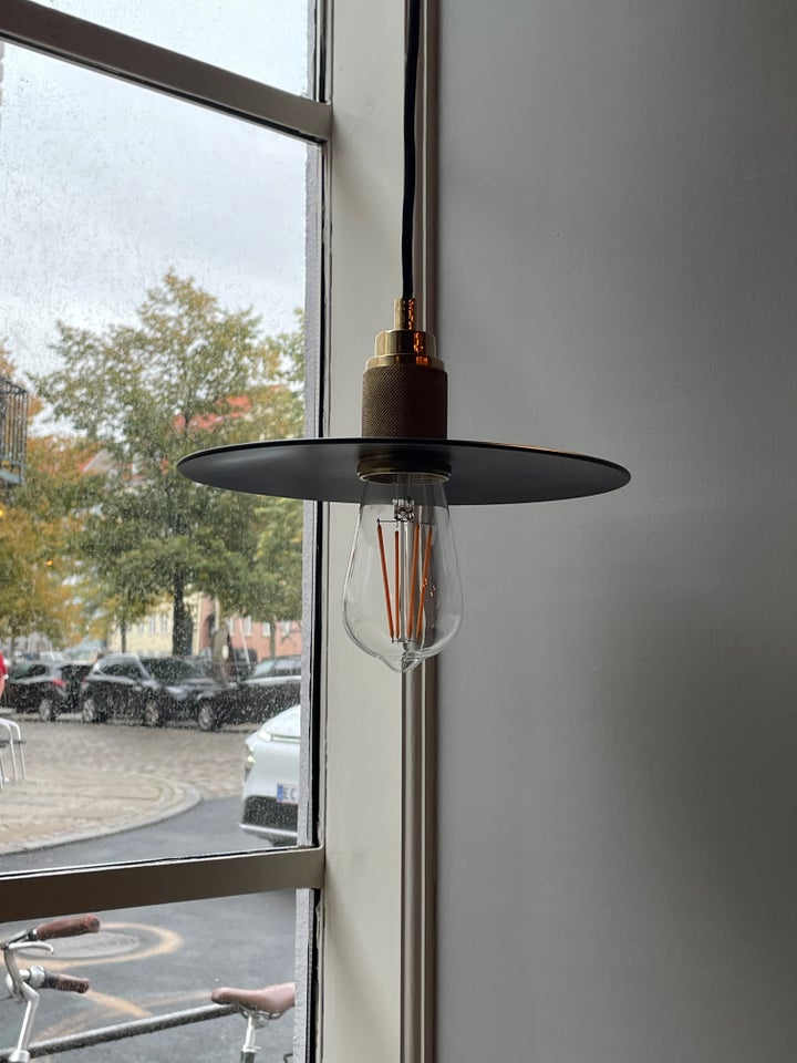 Anden loftslampe, Ukendt