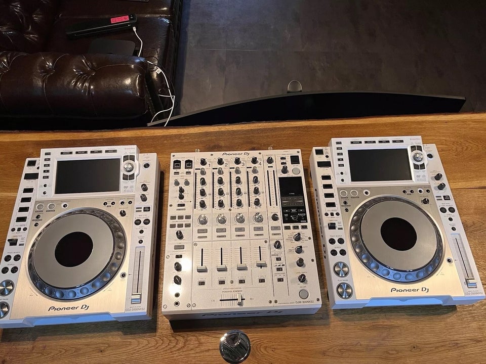 2xPioneer cdj 2000 NXS 2, 1 x DJM 900