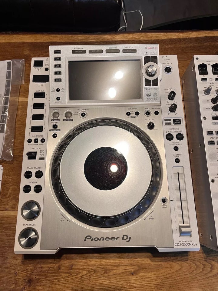 2xPioneer cdj 2000 NXS 2, 1 x DJM 900