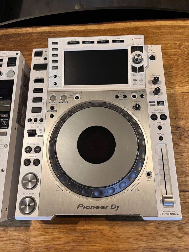 2xPioneer cdj 2000 NXS 2, 1 x DJM 900