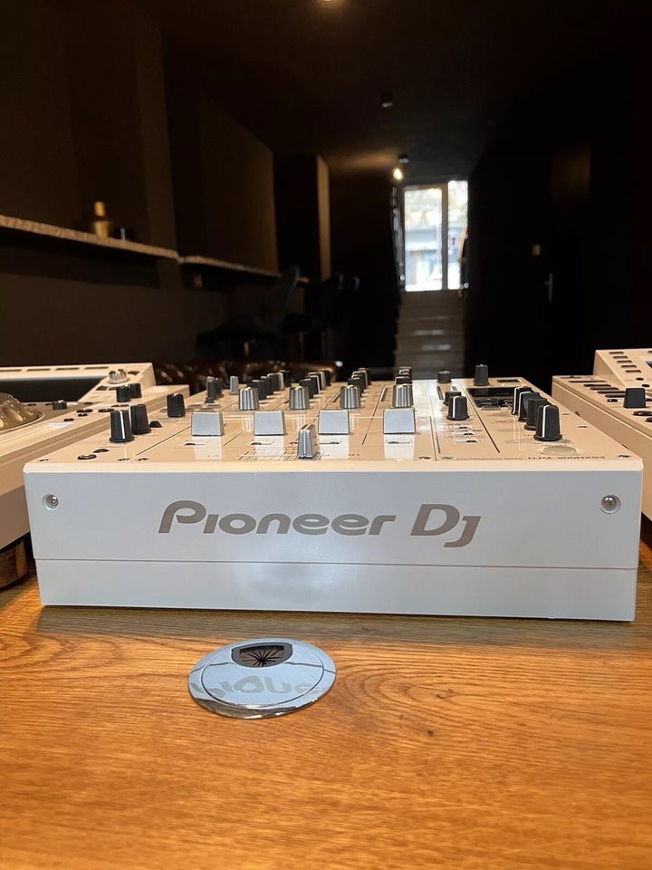 2xPioneer cdj 2000 NXS 2, 1 x DJM 900