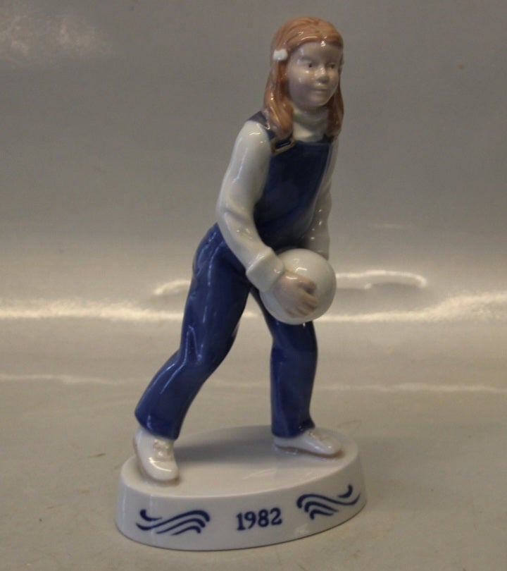 Porcelæn Pige med bold 1982 Bing 