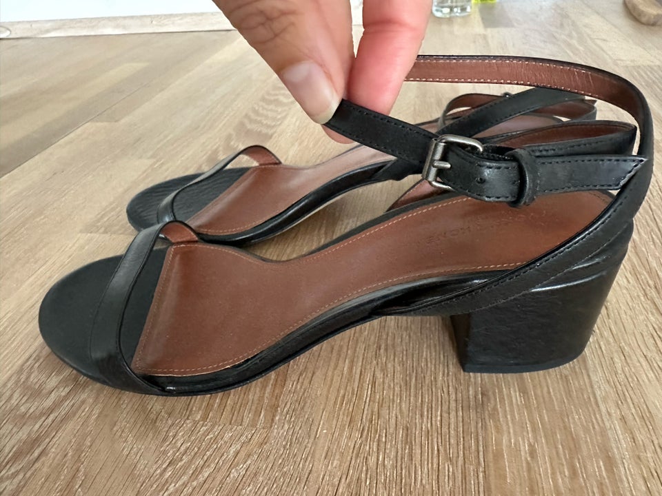 Sandaler, str. 41, Yvonne kone