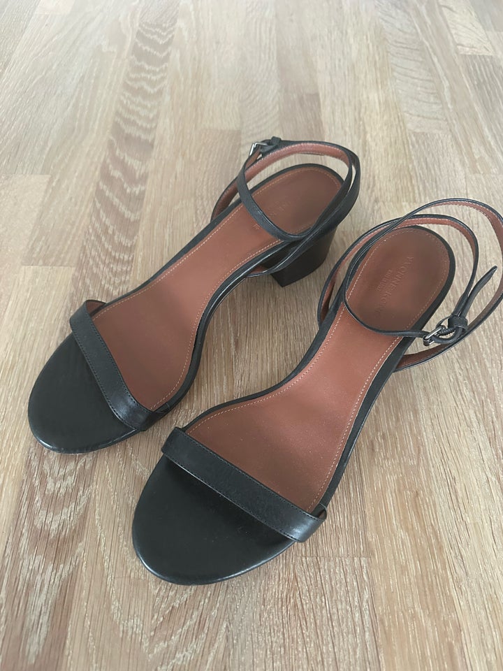 Sandaler, str. 41, Yvonne kone