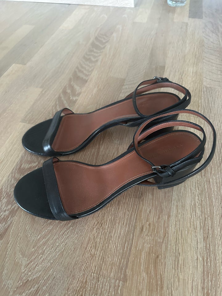 Sandaler, str. 41, Yvonne kone