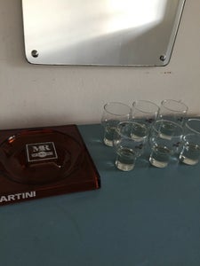 Martini glas og stort fad