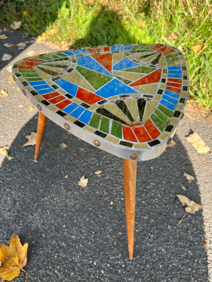 Lille bord med mosaikplade i glas,