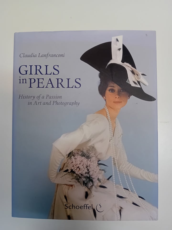 Girls in Pearls, Claudia