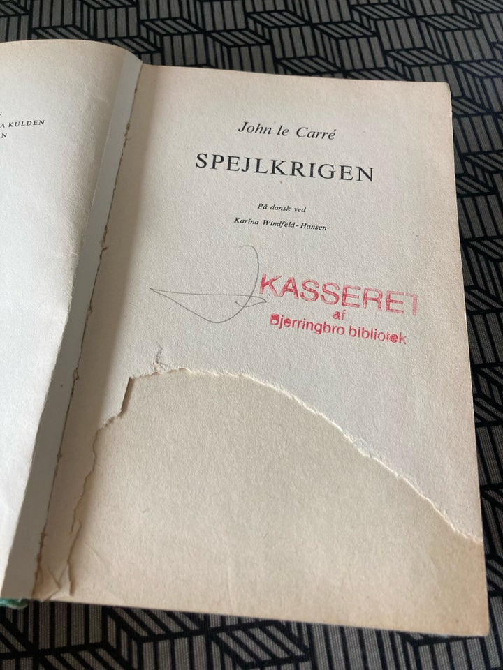 Spejlkrigen, John le Carre, genre: