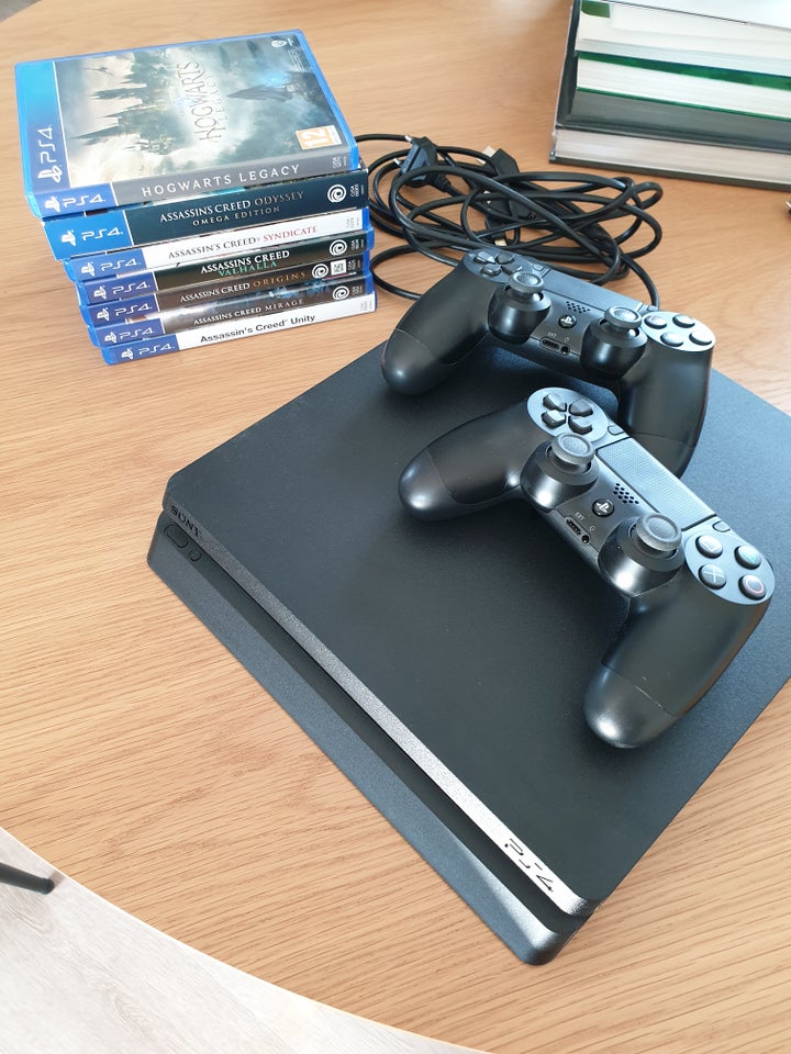 Playstation 4, Slim, God